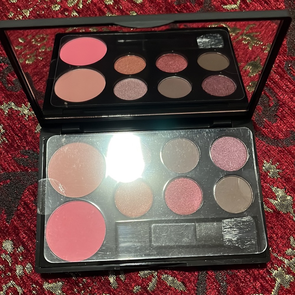 Makeup - Picture 2 of 3